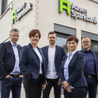 Ansatte utenfor bygg på Levanger