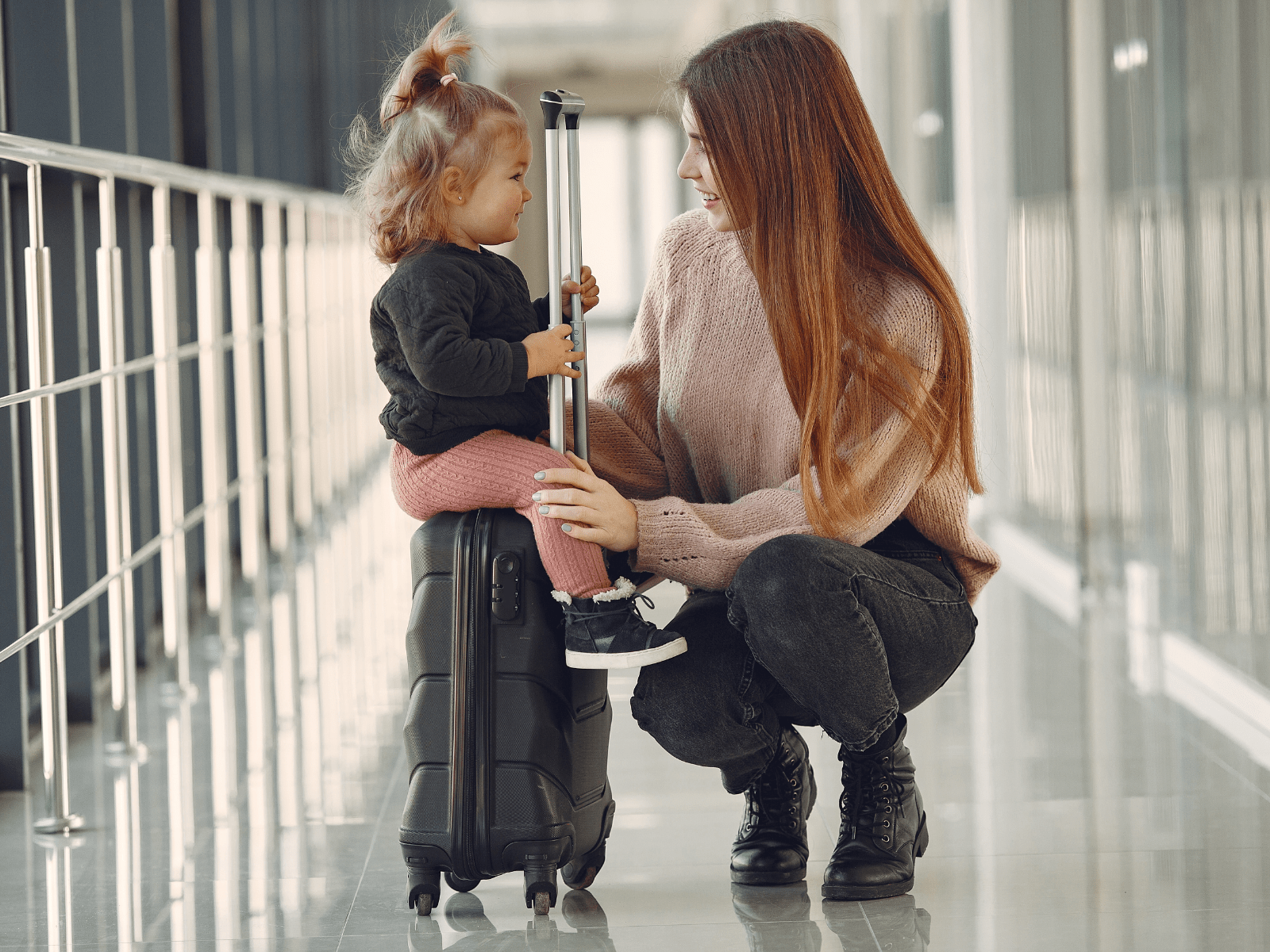 Mor og datter på flyplass