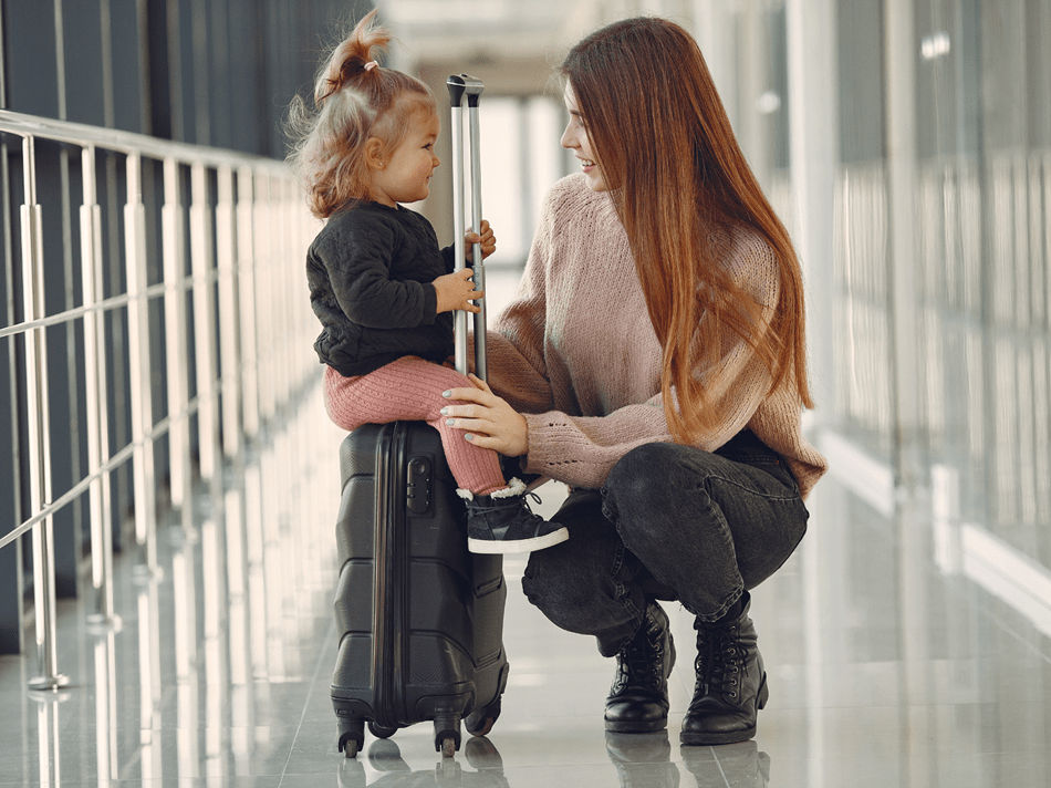 Mor og datter på flyplass